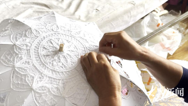 广盛配资 非遗传承“针”功夫 ，巧手织就“致富伞”